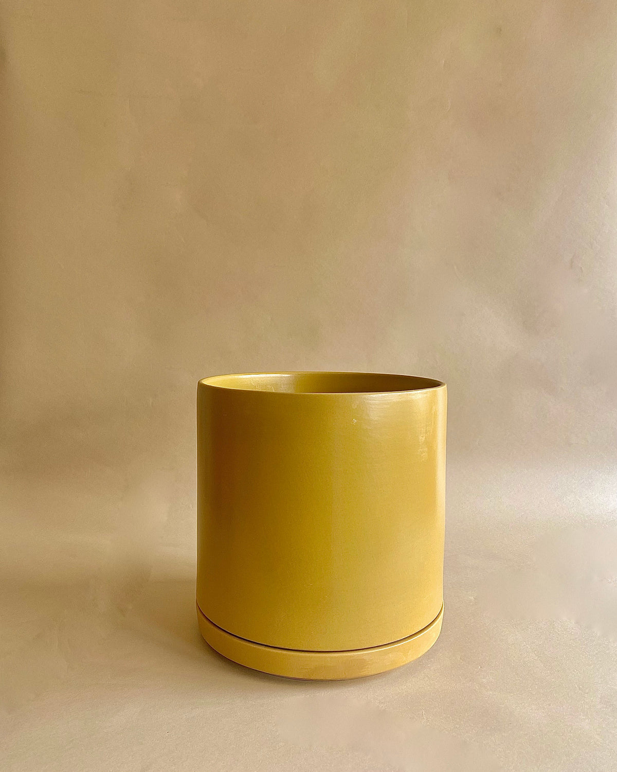 Solid Goods Ceramic Cylinder with Saucer